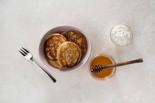 Tortitas caseras en una mesa de luz