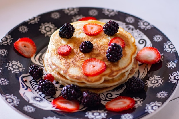 Tortitas caseras con moras y fresas