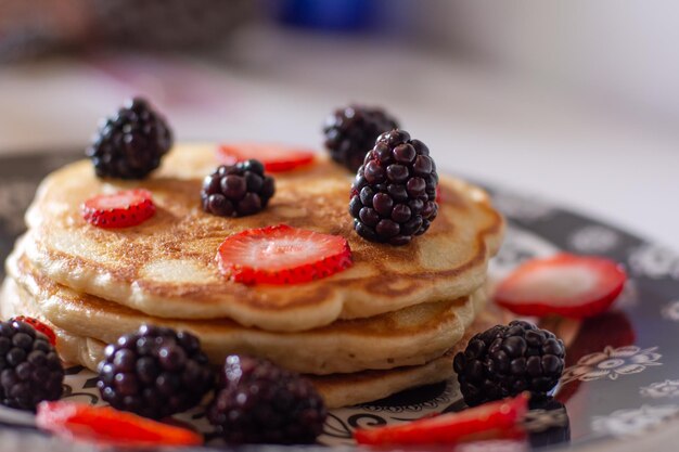 Tortitas caseras con moras y fresas