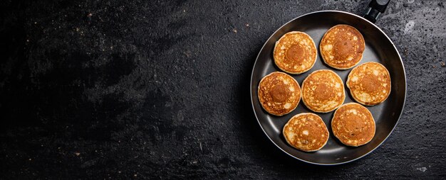 Tortitas caseras en una sartén