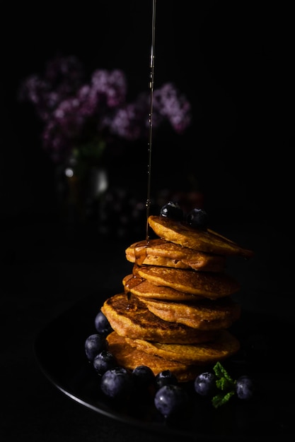 Tortitas caseras con sirope de arce y arándanos frescos Desayuno casero y saludable