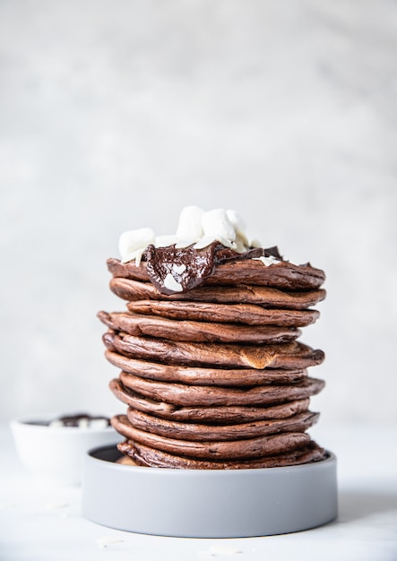 Tortitas de chocolate con almendra molida de chocolate derretido y fondo claro de malvavisco