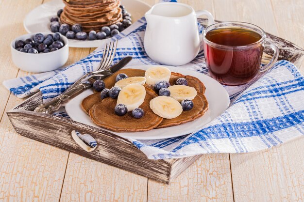 Tortitas de chocolate caseras con bayas y plátano