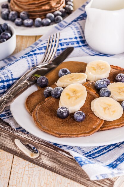 Tortitas de chocolate caseras con bayas y plátano