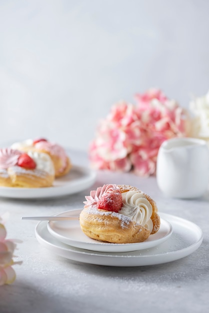 Foto tortitas con crema batida y fresa