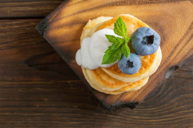 Tortitas dulces con frutos rojos y requesón