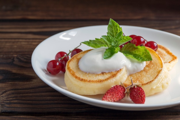 Tortitas dulces con frutos rojos y requesón