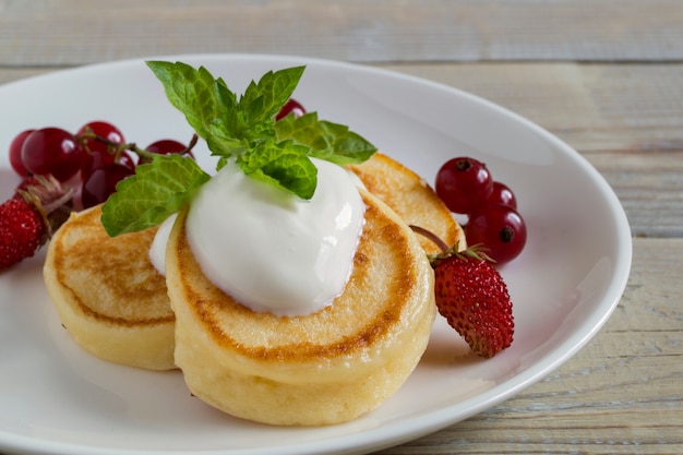 Tortitas dulces con frutos rojos y requesón