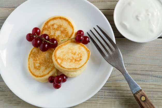 Tortitas dulces con frutos rojos y requesón