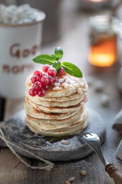 Tortitas dulces con grosellas y miel