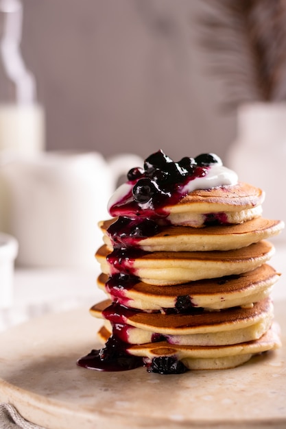 Tortitas dulces con mermelada de grosella negra para el desayuno