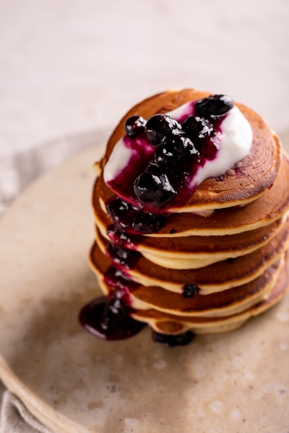 Tortitas dulces con mermelada de grosella negra para el desayuno