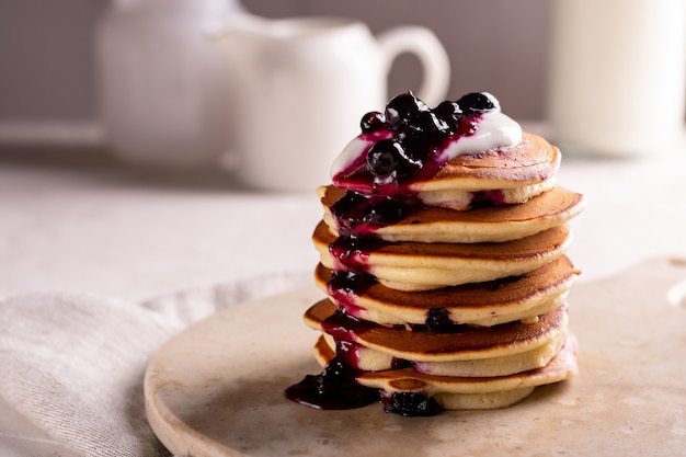 Tortitas dulces con mermelada de grosella negra para el desayuno