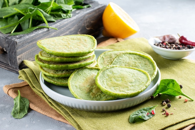 Tortitas de espinacas con espinacas en una mesa