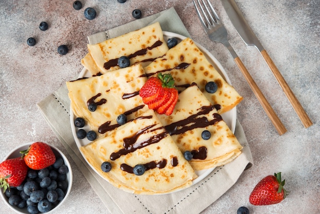 Tortitas finas caseras con frutos del bosque y chocolate