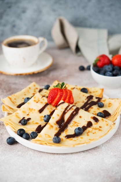 Tortitas finas caseras con frutos del bosque y chocolate