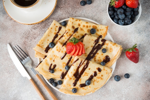 Tortitas finas caseras con frutos del bosque y chocolate