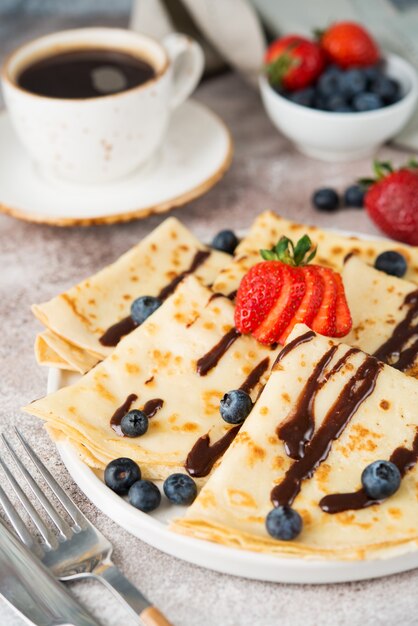 Tortitas finas caseras con frutos del bosque y chocolate