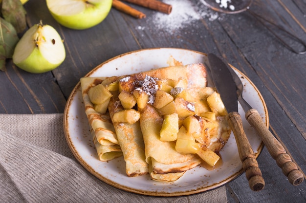 Tortitas finas (crepes) con relleno de manzana