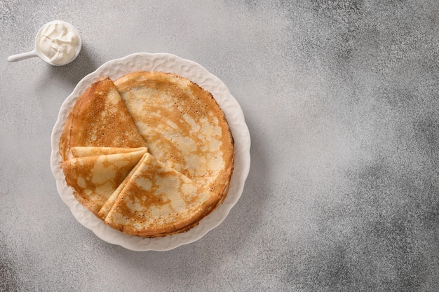 Tortitas finas rusas o blini sobre fondo gris