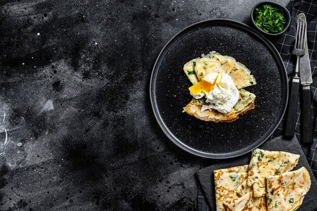 Tortitas finas con verduras y huevo escalfado