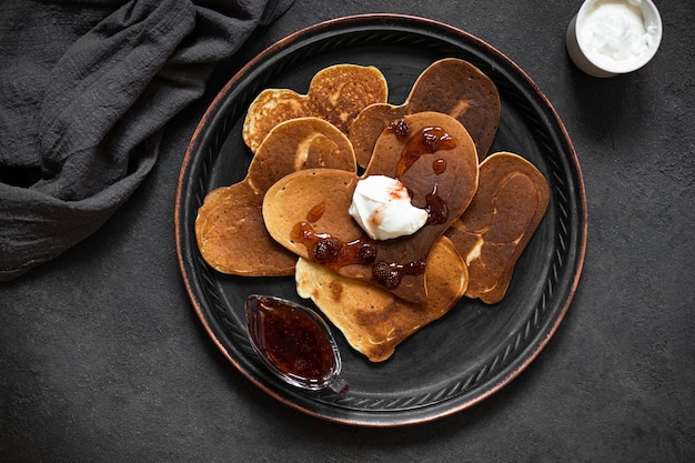 Tortitas en forma de corazón con deliciosa mermelada