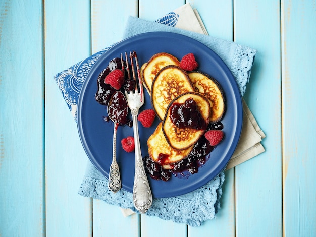 Tortitas con frambuesas y mermelada - comida tradicional de Maslenitsa. Vista superior.