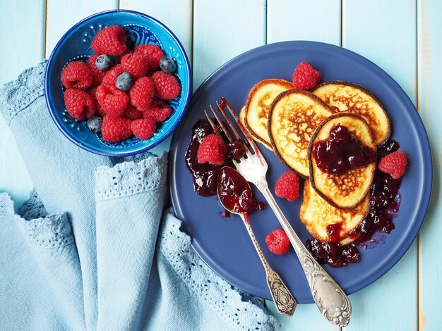 Foto tortitas con frambuesas y mermelada. crepes comida tradicional para maslenitsa. vista superior.