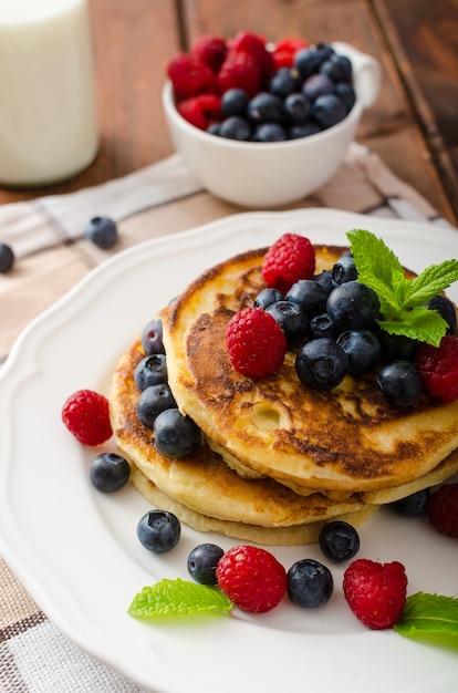 Tortitas con frutos del bosque y menta