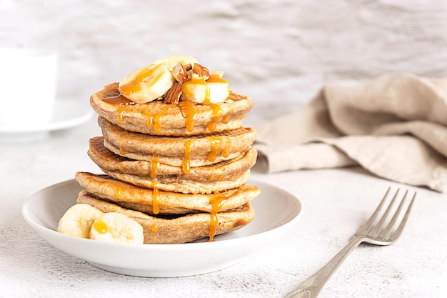 Tortitas integrales con plátano y salsa de caramelo delicioso desayuno