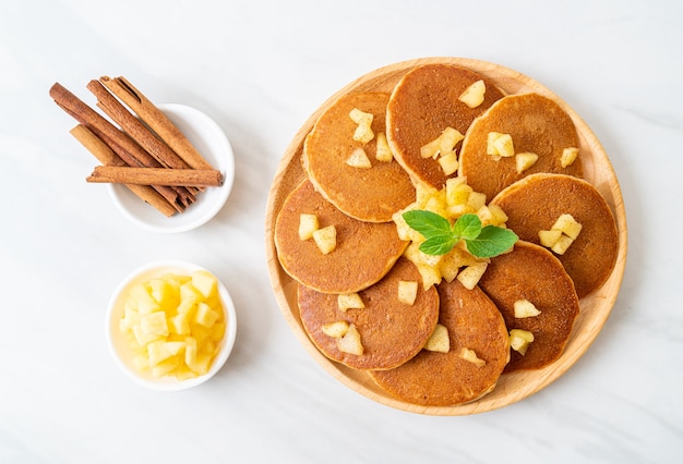 Tortitas de manzana con canela