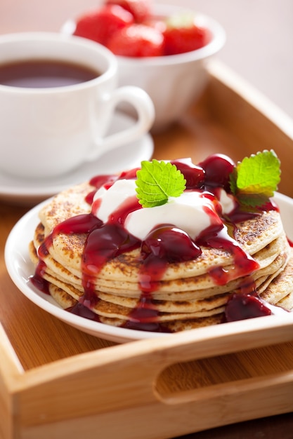 Tortitas con mermelada de cerezas y nata