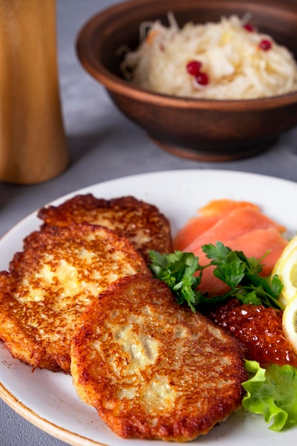 Tortitas de patata adornadas con caviar y salmón Primer plano