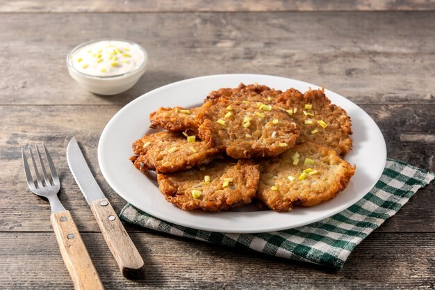 Tortitas de patata aislado sobre fondo blanco.