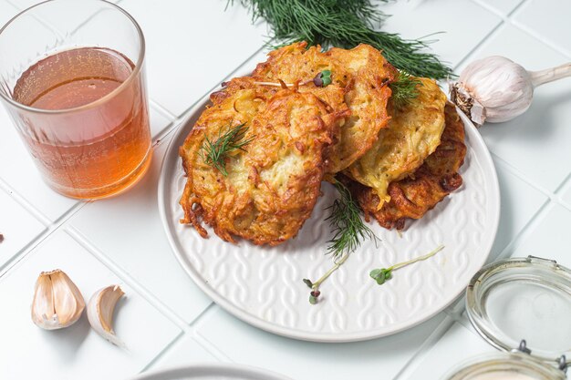 Tortitas de patata en un bol. Draniki.