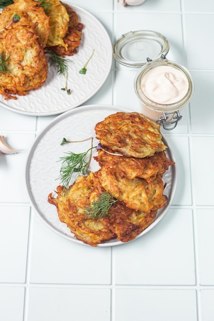 Tortitas de patata en un bol. Draniki.