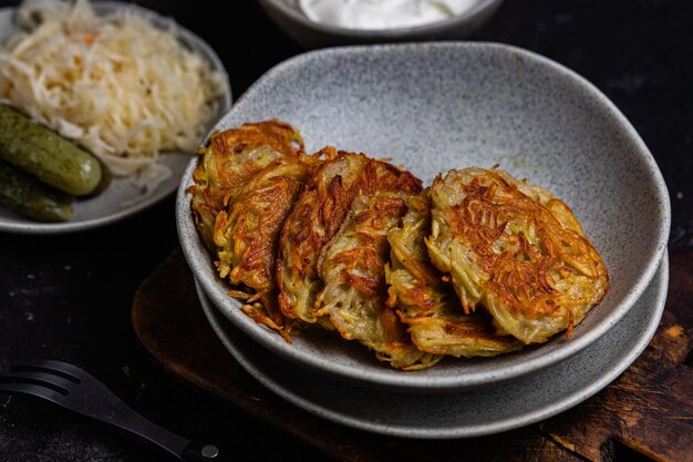 Tortitas de patata en un bol. Draniki.