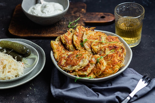 Tortitas de patata en un bol. Draniki.