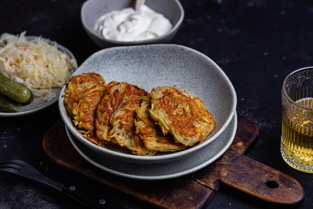 Tortitas de patata en un bol. Draniki.