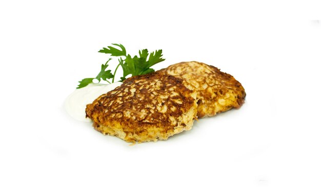 Tortitas de patata draniki deruny latkes de patata latkas pasteles irlandeses raggmunk o boxties aislados sobre fondo blanco Tortitas de patata ralladas fritas o buñuelos de patata con cebolla y condimentos