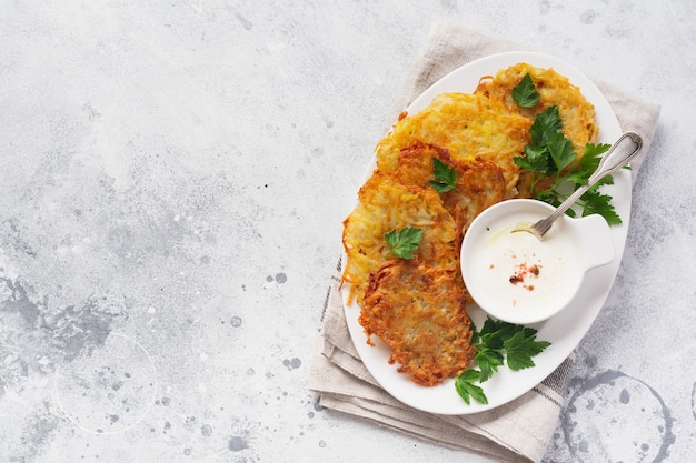 Tortitas de patata frita en la mesa de madera vieja. Plato tradicional bielorruso. Vista superior.