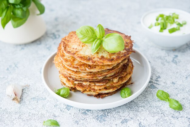 Tortitas de patata con hierbas y crema agria, cocina rusa, bielorrusa