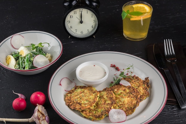 Tortitas de patata en un plato blanco