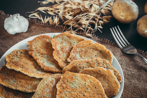 Tortitas de patata en un plato blanco