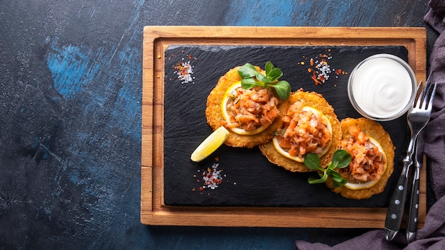 Tortitas de patata con salmón y crema agria.