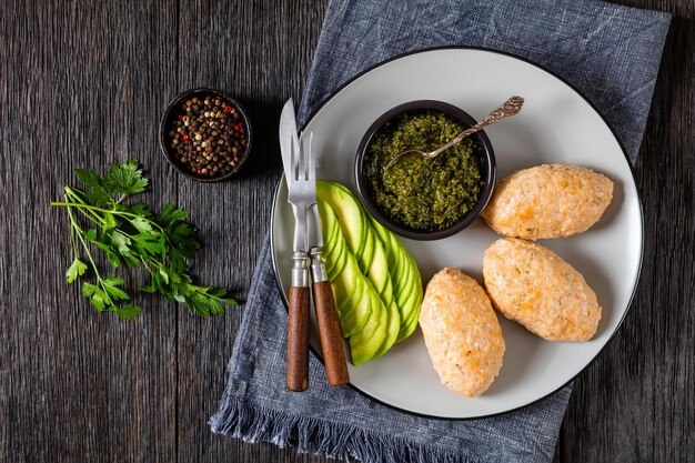 Tortitas de pescado blanco al horno con aguacate y salsa