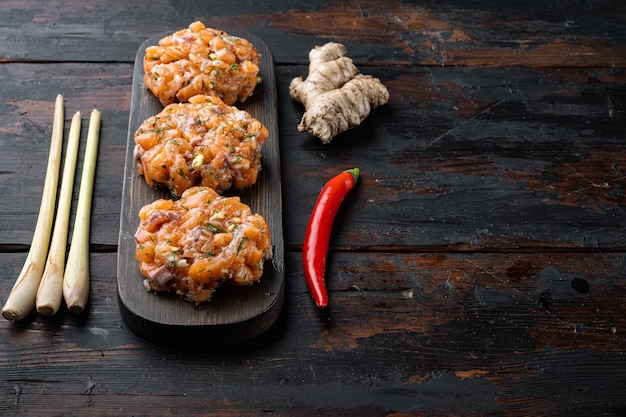 Tortitas de pescado crudas asiáticas rápidas, en la mesa de madera antigua con espacio para texto