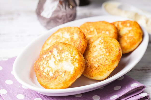 Tortitas de queso de cerca en la placa