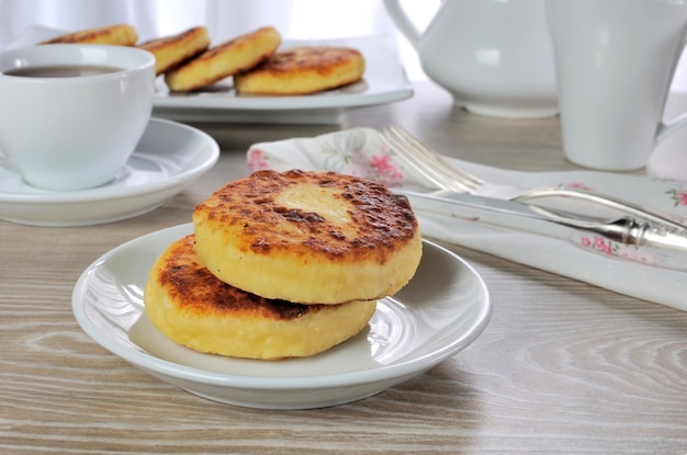 Tortitas de queso para desayunar con una taza de café