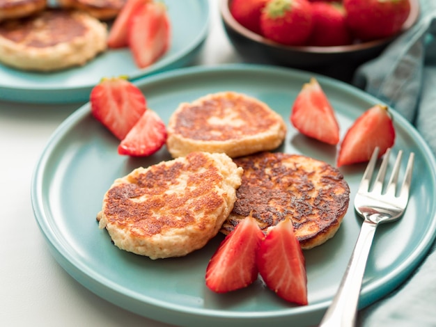 Tortitas de requesón buñuelos de ricotta syrniki